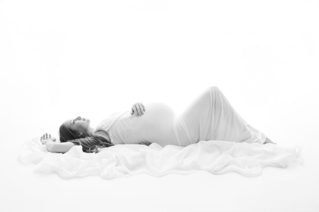 Utah Maternity Photography - Black and white picture of pregnant woman in white dress